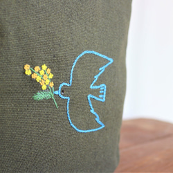 手刺繍 2wayミニトートバッグ【青い鳥とミモザ＊moss green】送料無料 2枚目の画像