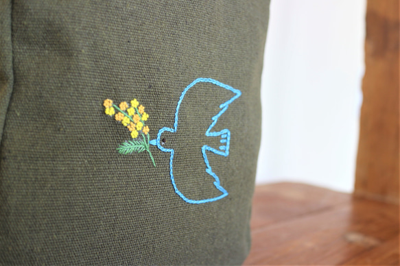 手刺繍 2wayミニトートバッグ【青い鳥とミモザ＊moss green】送料無料 2枚目の画像