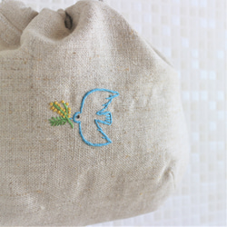 2WAY 巾着＊手刺繍【青い鳥とミモザ＊きなり】 2枚目の画像