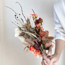 【胡蝶蘭と赤い実のはんなり和装ブーケ＊コーラル】アーティフィシャルフラワーブーケ　 8枚目の画像