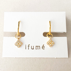 【ifumé】小さなクローバーのフープピアス＆イヤリング 金属アレルギー対応 サージカルステンレス GOLD 入学祝 1枚目の画像