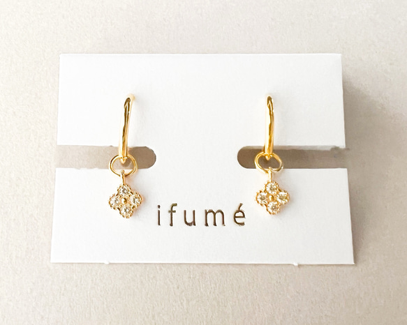 【ifumé】小さなクローバーのフープピアス＆イヤリング 金属アレルギー対応 サージカルステンレス GOLD 入学祝 1枚目の画像