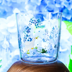 【冷たくなるとブルーに色づく】紫陽花畑のアヒルちゃんとカエルちゃんグラス 6枚目の画像