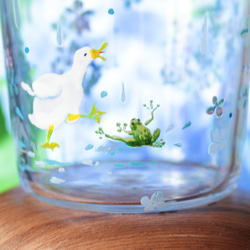 【冷たくなるとブルーに色づく】紫陽花畑のアヒルちゃんとカエルちゃんグラス 7枚目の画像