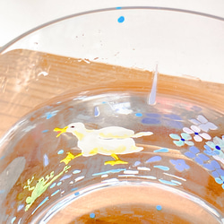 【冷たくなるとブルーに色づく】紫陽花畑のアヒルちゃんとカエルちゃんグラス 13枚目の画像