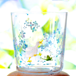 【冷たくなるとブルーに色づく】紫陽花畑のアヒルちゃんとカエルちゃんグラス 1枚目の画像