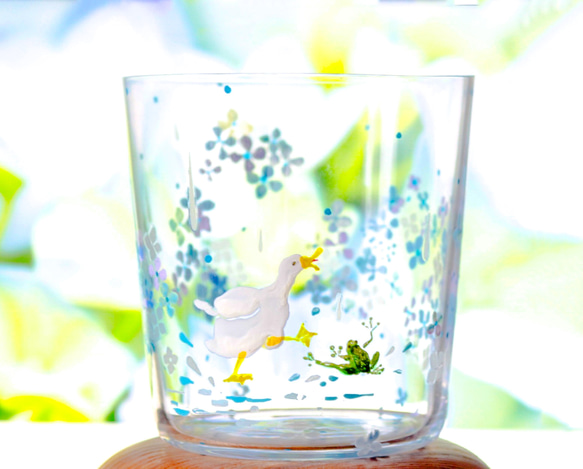 【冷たくなるとブルーに色づく】紫陽花畑のアヒルちゃんとカエルちゃんグラス 1枚目の画像