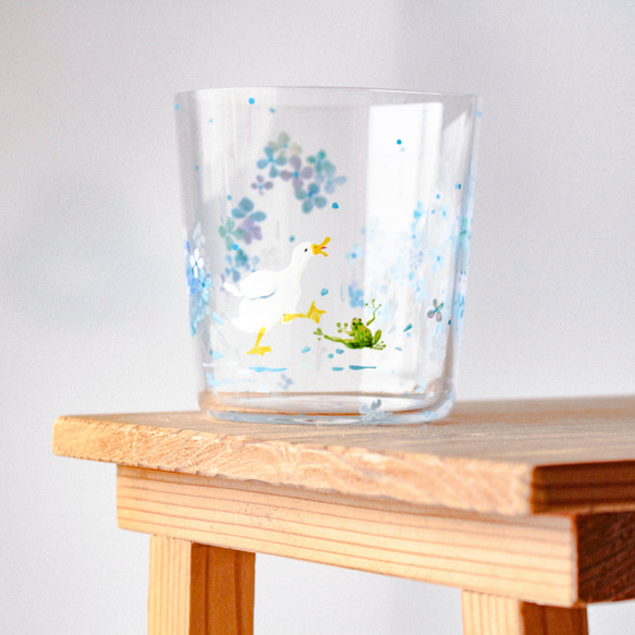 【冷たくなるとブルーに色づく】紫陽花畑のアヒルちゃんとカエルちゃんグラス 2枚目の画像