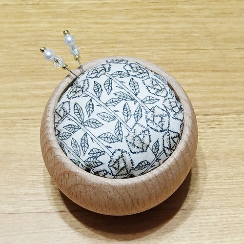 天然木カップのピンクッションと待ち針のセット□リバティ□針山