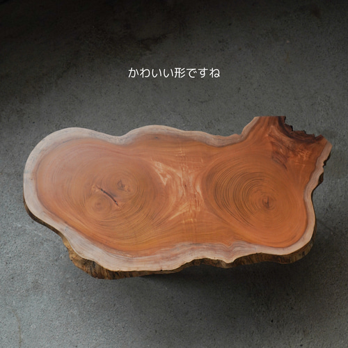 しおりんです。　　　　　　欅　一枚板　ローテーブル　ハンドメイド 欅の一枚板 ローテーブル 脚部のフレームから板をすこし浮かせて