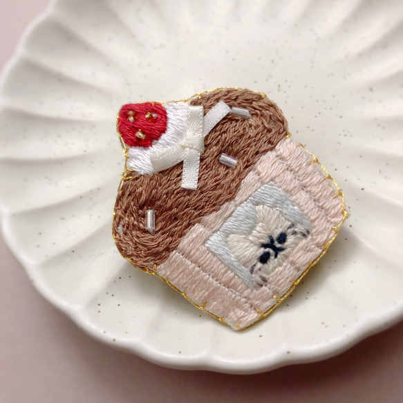 カップケーキに住む猫の刺繍ブローチ 3枚目の画像
