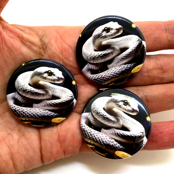 白蛇　缶バッジ　３個　セット　白へび　巳年　干支　蛇　ヘビ　グッズ 2枚目の画像