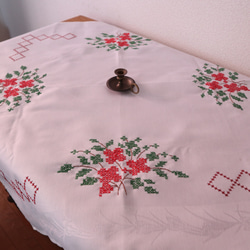 ドイツの手仕事/赤いお花の手刺繍 レトロなテーブルクロス 生地 (ヴィンテージ・インテリア デッドストック) 1枚目の画像