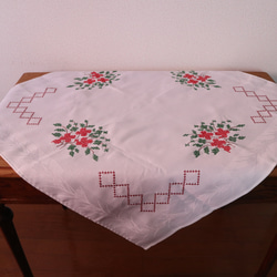 ドイツの手仕事/赤いお花の手刺繍 レトロなテーブルクロス 生地 (ヴィンテージ・インテリア デッドストック) 6枚目の画像