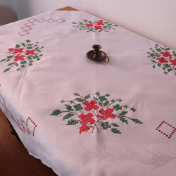 ドイツの手仕事/赤いお花の手刺繍 レトロなテーブルクロス 生地 (ヴィンテージ・インテリア デッドストック) 9枚目の画像