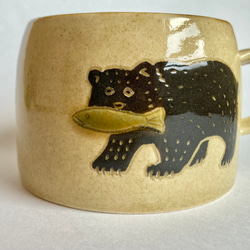 【再販予定】鮭と熊のマグカップ（イエロー）　クマ / くすみカラー / コーヒーカップ 5枚目の画像