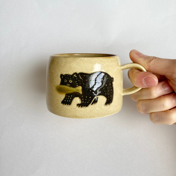 【再販予定】鮭と熊のマグカップ（イエロー）　クマ / くすみカラー / コーヒーカップ 2枚目の画像