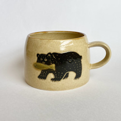 【再販予定】鮭と熊のマグカップ（イエロー）　クマ / くすみカラー / コーヒーカップ 1枚目の画像