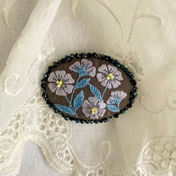 刺繍とビーズのブローチ　静かな花 1枚目の画像
