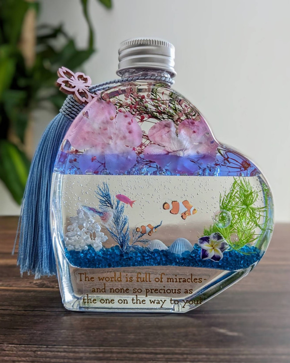 ☆受注生産☆ 桜ハーバリウムと熱帯魚ハーバリウム 三層 ハート型ハーバリウム 1枚目の画像