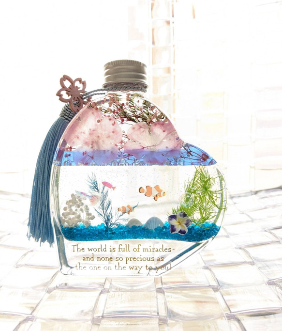 ☆受注生産☆ 桜ハーバリウムと熱帯魚ハーバリウム 三層 ハート型ハーバリウム 4枚目の画像