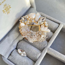 淡水珍珠圓形胸針珍珠施華洛世奇胸針寶石白色婚禮正式婚禮邀請函 第3張的照片