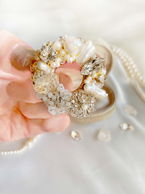 淡水珍珠圓形胸針珍珠施華洛世奇胸針寶石白色婚禮正式婚禮邀請函 第18張的照片