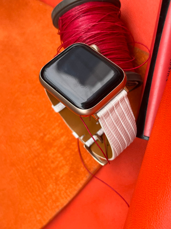 Apple Watch レザーストラップはホワイトフレンチリザードレザー製（送料無料） 2枚目の画像