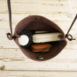【セール】長財布とペットボトルが入るサコッシュ 柔らかいヌバック素材 上品なブラウン 本革 スマホポーチ 3枚目の画像