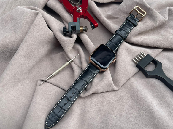 Apple Watch レザーストラップはブラックのフレンチアリゲーターレザー製です（送料無料） 2枚目の画像