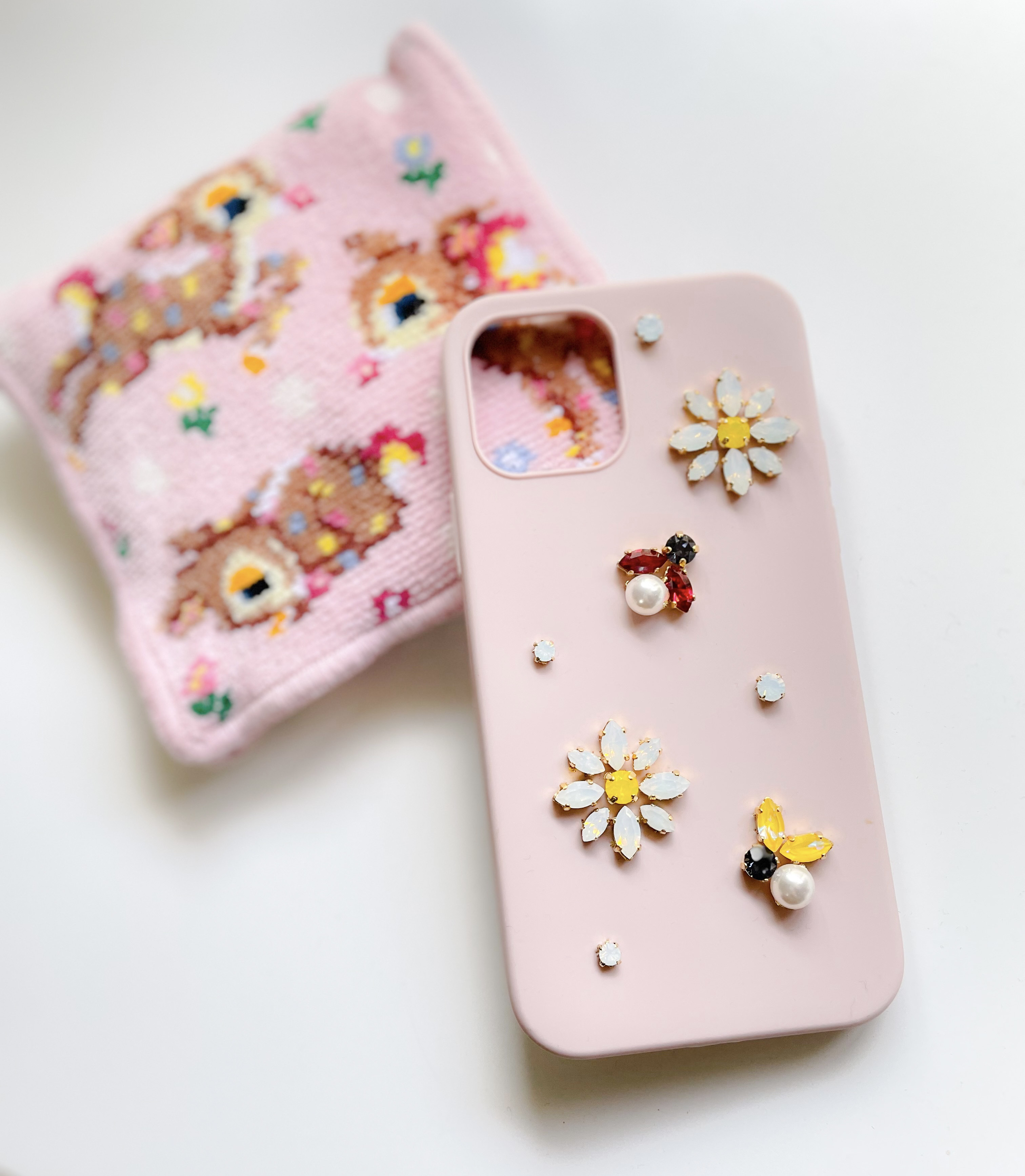 Spring Daisy スプリングデイジー　スマホカバー　テントウムシ　ハチ　幸運のシンボル　大人ピンク