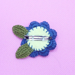 《レース編み花のブローチ》紺色 3枚目の画像
