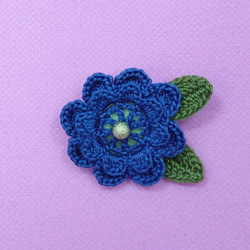 《レース編み花のブローチ》紺色 1枚目の画像