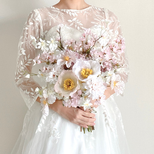 ウェディングブーケ　リゾート　ウェディング ゆりと胡蝶蘭のブーケ。 ツートップとも言える、人気の花を贅沢に