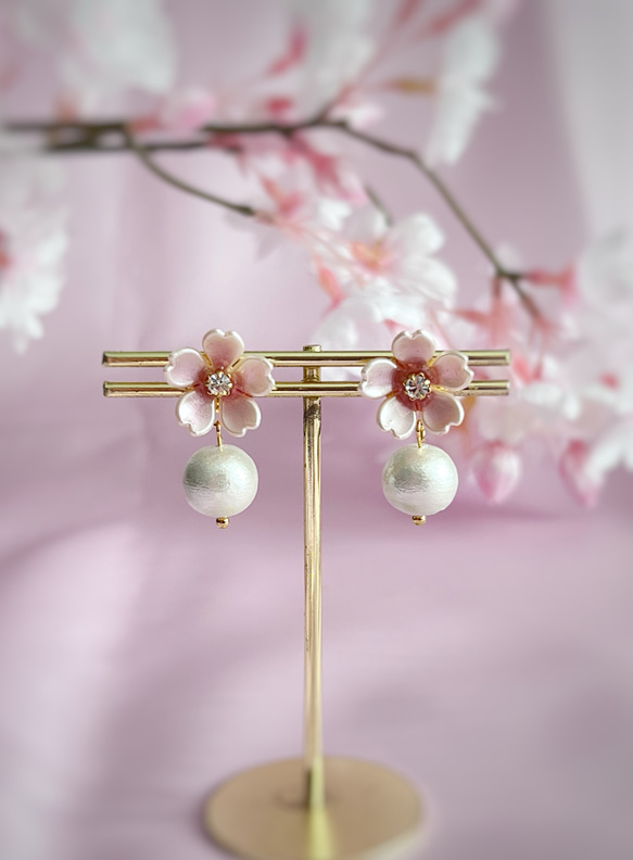 【539】コットンパールのひと粒ピアス／イヤリング 耳元が華やぐ 桜とコットンパールのピアス・イヤリング フォーマルにも
