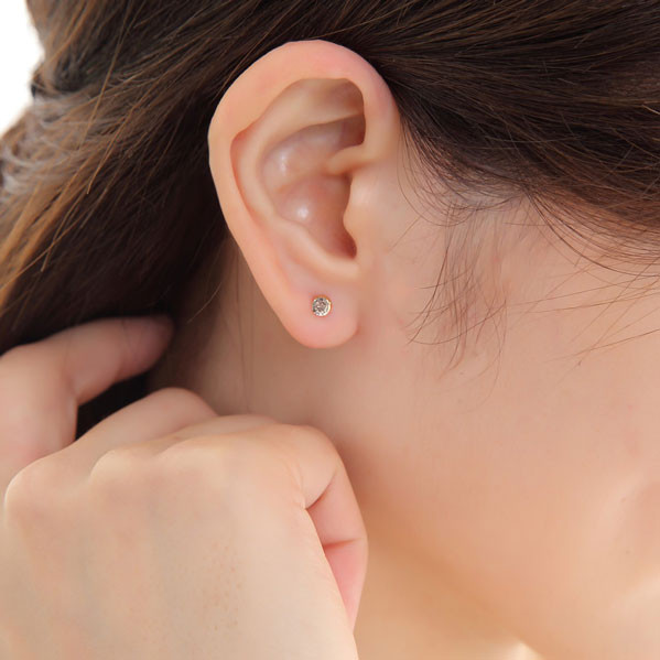 K10 ホワイトゴールド製 クリスタル クォーツ 水晶 4mm スタッド ピアス 両耳用 定番4本爪ピアス K10WG