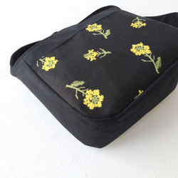 菜の花刺繍とブラックキャンバス　ショルダーバッグ 5枚目の画像
