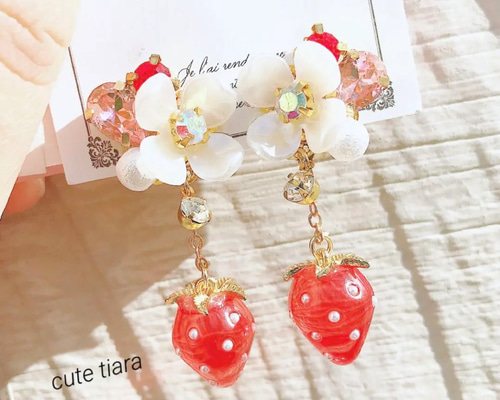 ❤️可愛い❤️赤パールフラワー×ゆらゆらいちごピアスイヤリング 