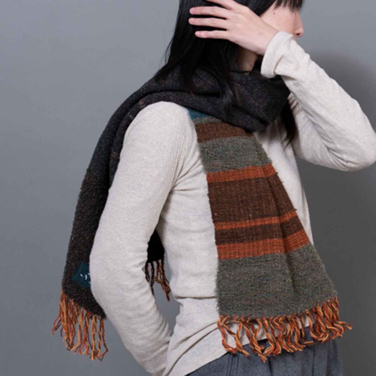 ウールを織り込んだマフラー