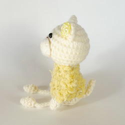 バラのイヤリングがお似合いな黄色いセーターの可愛い白ねこぴ【猫 / キーホルダー】 4枚目の画像