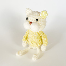 バラのイヤリングがお似合いな黄色いセーターの可愛い白ねこぴ【猫 / キーホルダー】 1枚目の画像
