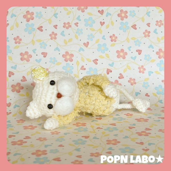 バラのイヤリングがお似合いな黄色いセーターの可愛い白ねこぴ【猫 / キーホルダー】 2枚目の画像