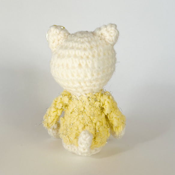 バラのイヤリングがお似合いな黄色いセーターの可愛い白ねこぴ【猫 / キーホルダー】 5枚目の画像