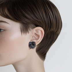 【11月下旬〜12月再販予定】大きなパンジーのヴィンテージガラスピアス/イヤリング［ネイビー］　pag048 3枚目の画像