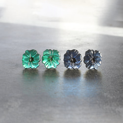 【11月下旬〜12月再販予定】大きなパンジーのヴィンテージガラスピアス/イヤリング［ネイビー］　pag048 2枚目の画像