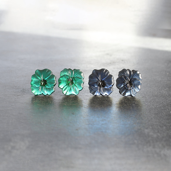 【11月下旬〜12月再販予定】大きなパンジーのヴィンテージガラスピアス/イヤリング［ネイビー］　pag048 2枚目の画像