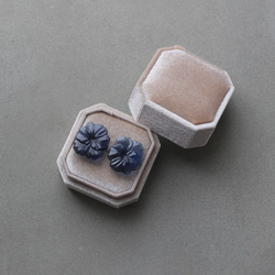 【11月下旬〜12月再販予定】大きなパンジーのヴィンテージガラスピアス/イヤリング［ネイビー］　pag048 8枚目の画像