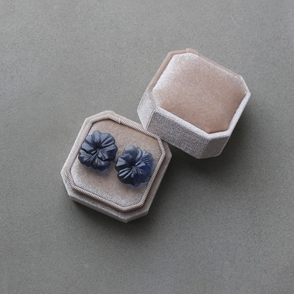 【11月下旬〜12月再販予定】大きなパンジーのヴィンテージガラスピアス/イヤリング［ネイビー］　pag048 8枚目の画像