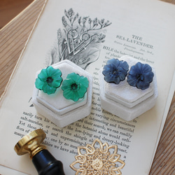 【11月下旬〜12月再販予定】大きなパンジーのヴィンテージガラスピアス/イヤリング［ネイビー］　pag048 9枚目の画像