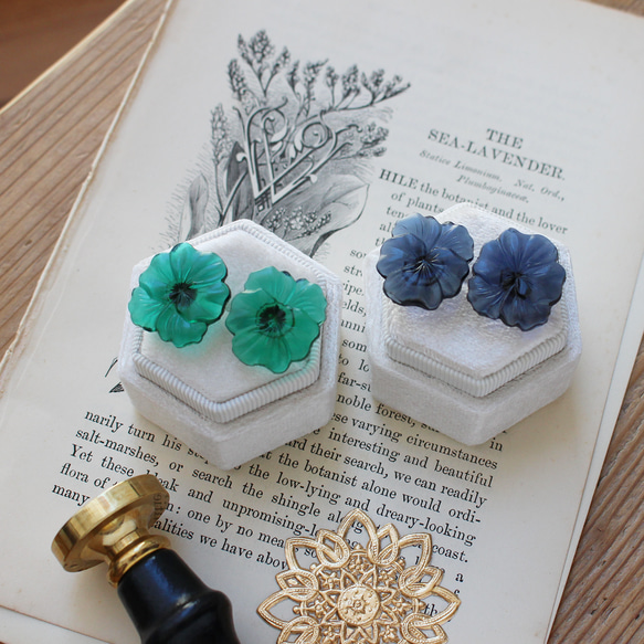 【11月下旬〜12月再販予定】大きなパンジーのヴィンテージガラスピアス/イヤリング［ネイビー］　pag048 9枚目の画像